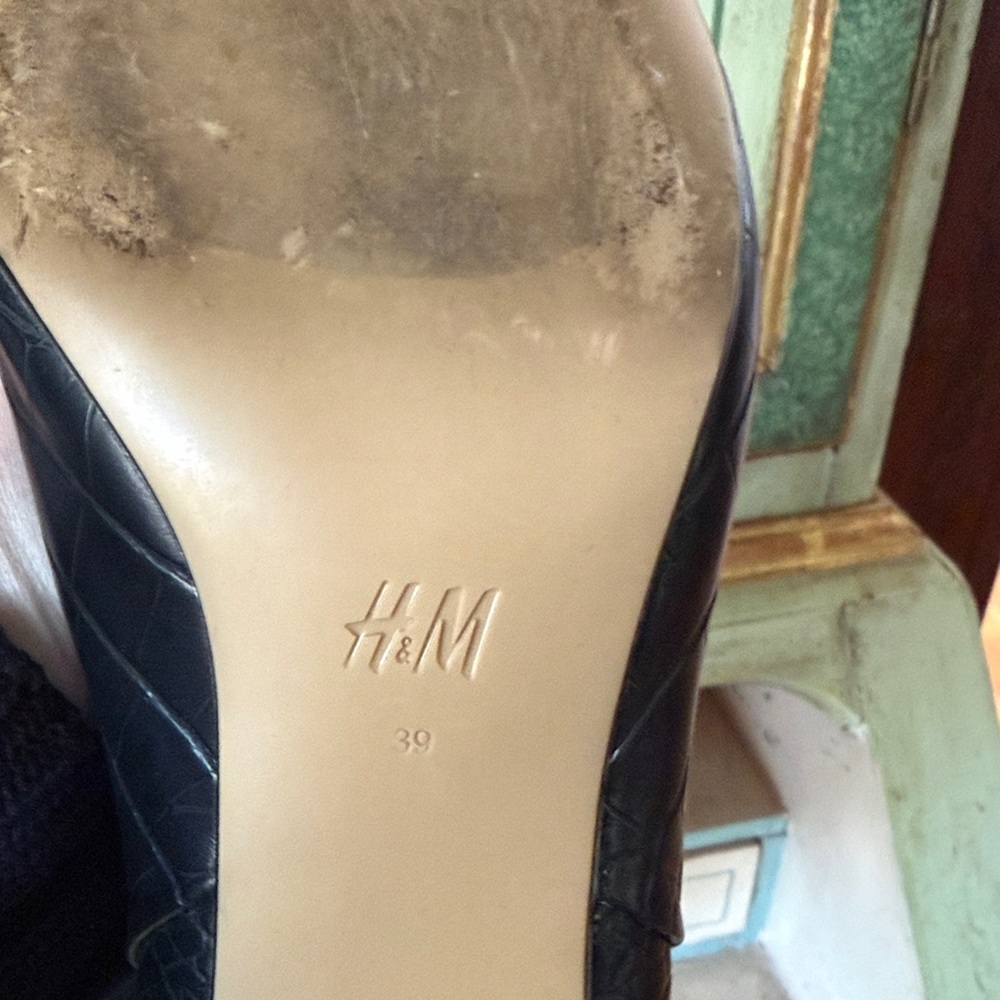H&M Black Croc-Embossed Knee-High Pointed Toe Boots - Picture 8 of 10